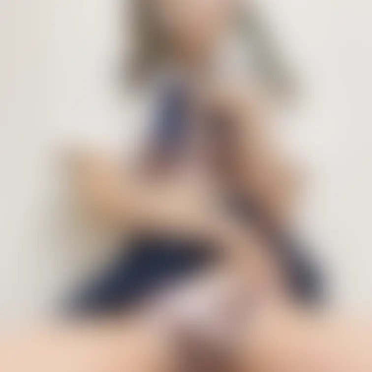貧乳ギャル(20歳)制服で自撮りおな。
スレンダーな貧乳ギャルでパイパンが好き方にはたまらない作品です。
M
