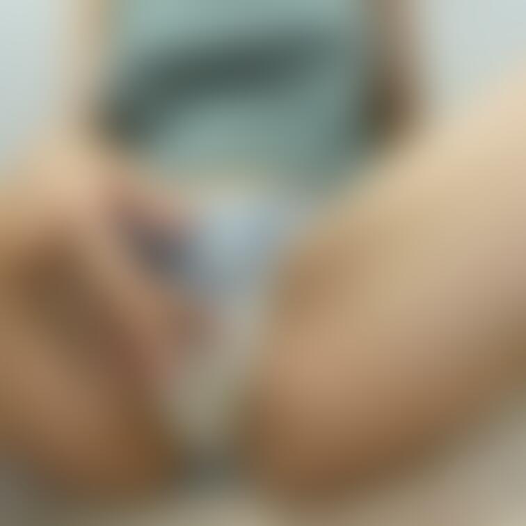 パンツの上からマン筋ゴシゴシなぞりなさい🤣
どーせ、それだけでイキそうになっちゃってんだろ？？