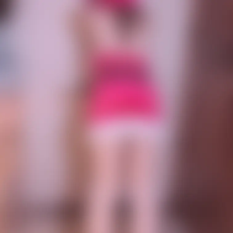 パンチラでフォロワーさんを誘惑させるえっちなミニスカサンタさん❤️
写真は5枚あります☺️