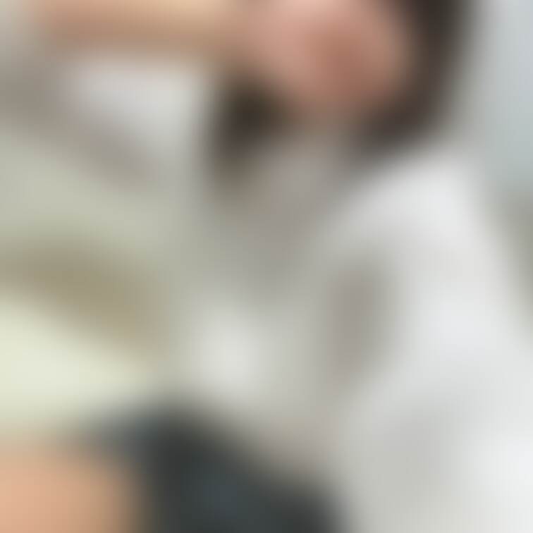 パンツとお尻見せちゃいます。