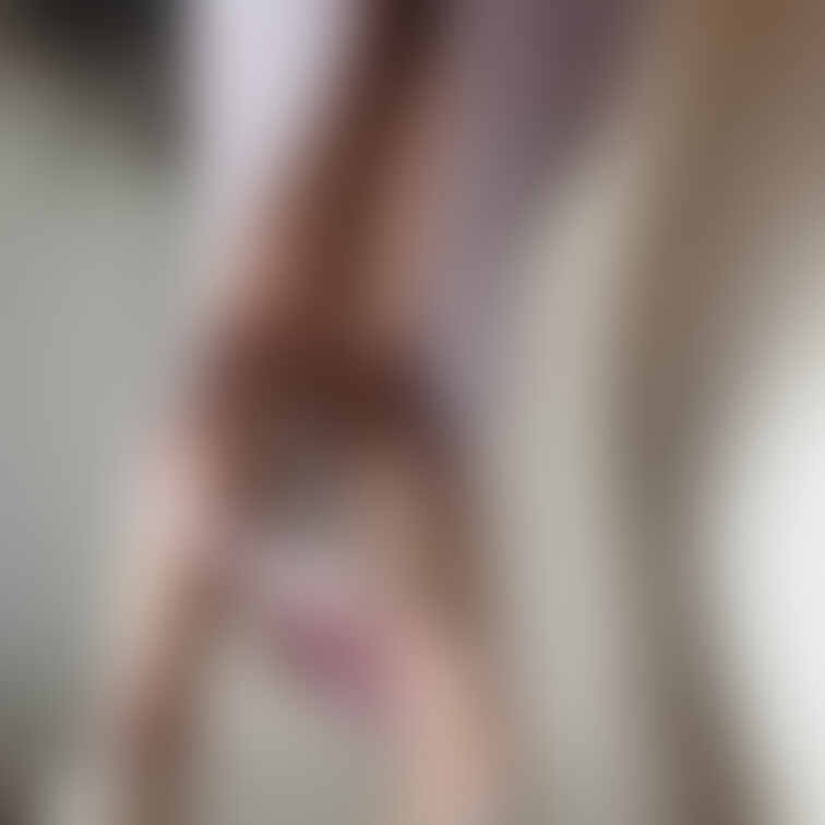 玄関でダメなのに脱いじゃった...💓💓
見えそうで見えない？限界まで💓