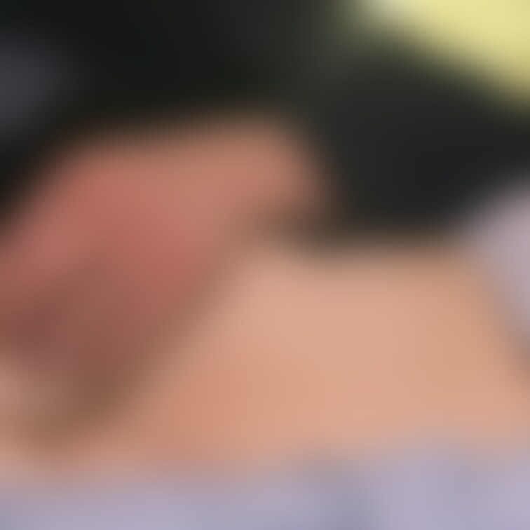 後ろから嫁ちゃんの巨乳を。
乳首が固くなってます