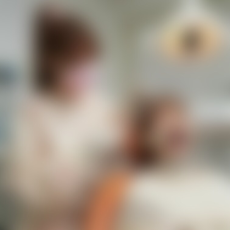 痛い治療をする優しそうな歯科女医