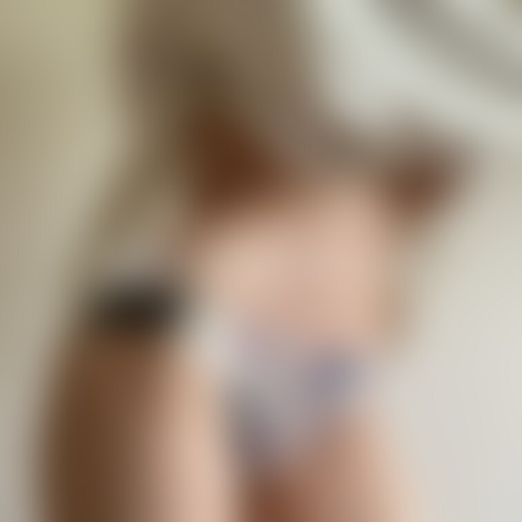 パンツもおへそも鼠径部も見えてる🙈