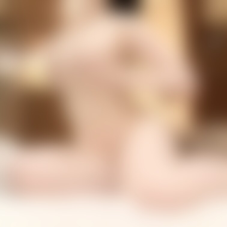 いつも応援してくれるファンの方に、朝からサービス💕
初めての着衣なし写真です🤭
ちゃんと手ブラ出来てる…?