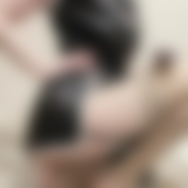 見えそうで見えなさそうで結局見えてる黒チャイナ♡
