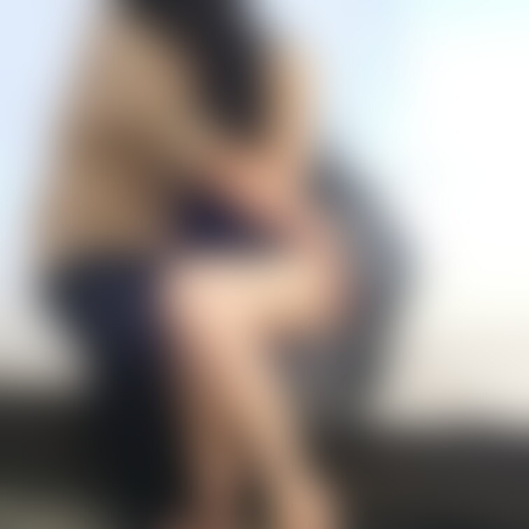 2人目の寝取られ写真になります。
段々と脱がされていく妻
スベスベの足は最高に気持ちいいですよ