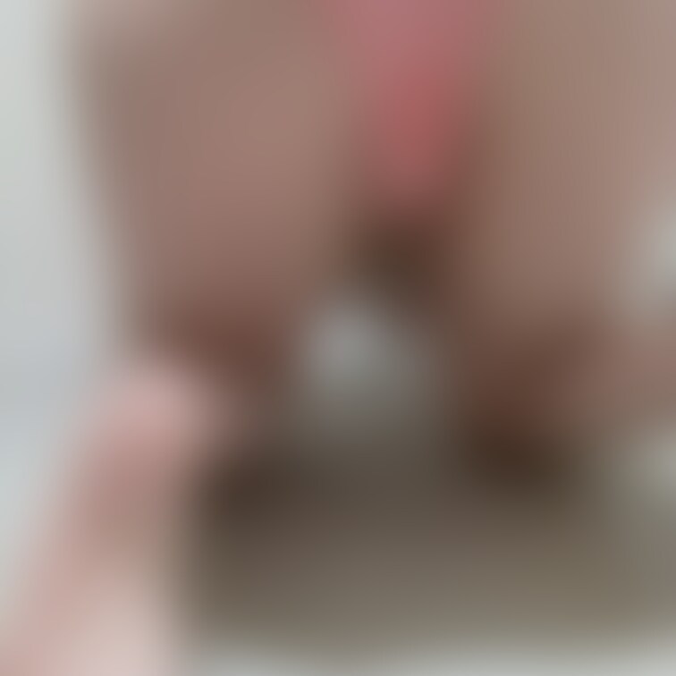シミパンしながら床掃除。動画の方では5分間シミパンツ/パンチラ/胸チラしながら床掃除してます。