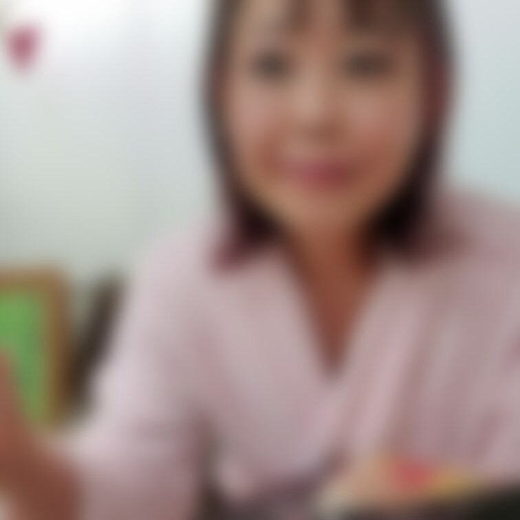 撮影会の控え室から
お食事タイム🍱

食べてる途中で
部屋の扉をノックされて
焦るまゆみ💦