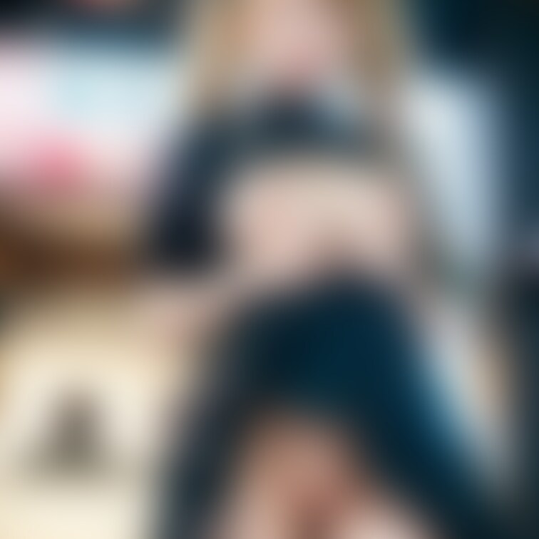 外でオ○ンコ見せてくるエロすぎる金髪ツインテ爆乳メイド🤤❤️