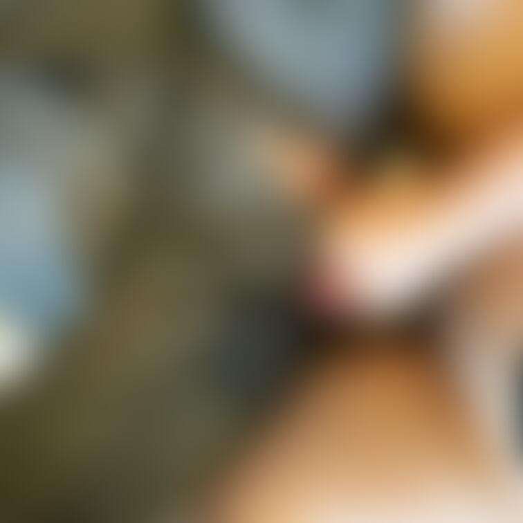思いっきりスーツにぶっかけてます！！

【穴開けスーツSEX大量ぶっかけ】眼鏡＆地味子のパンツスーツに穴開けて挿入！