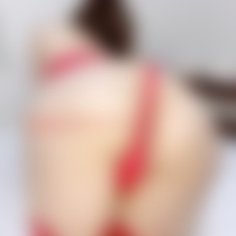 この赤く細い布の向こうが見たい?