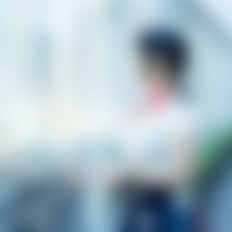 街でポートレート撮影をしていると「だれ?」「アイドルかな?」なんて悪目立ちしてしまう事があります。特に日中シンクロやレフ