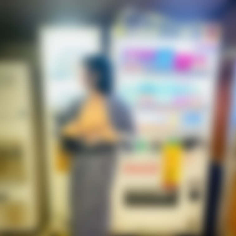 ホテル廊下露出散歩編です😊
その1
自販機まえ露出&フェラチオ🍌
外で咥えるチンポは美味しいんですかねぇ🥰
この