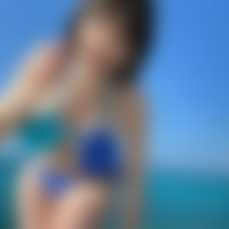 「南の島の鮮やかな青い海に合わせた、二色のブルーのビキニ水着」

白い肌を露わにさせて…
南国の日差しはわたしの白