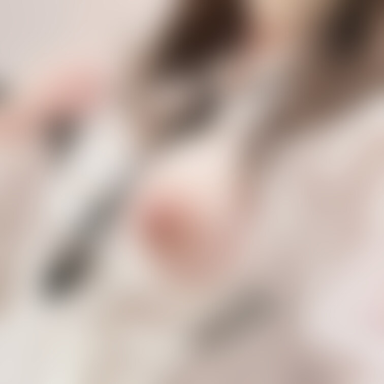 お洋服からポロってでてるおっぱいってえっち...ですよね🥲