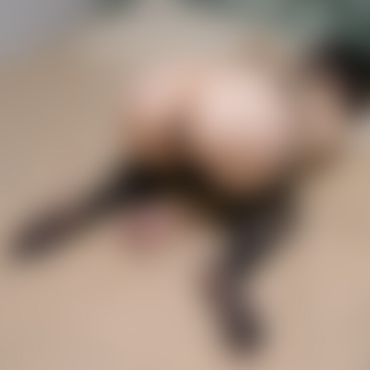 黒いランジェリーで海老縛り