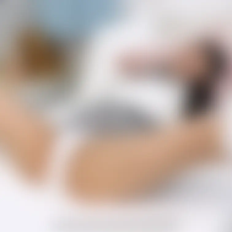 大きく股広げて白いパンティを見せる可愛い子

