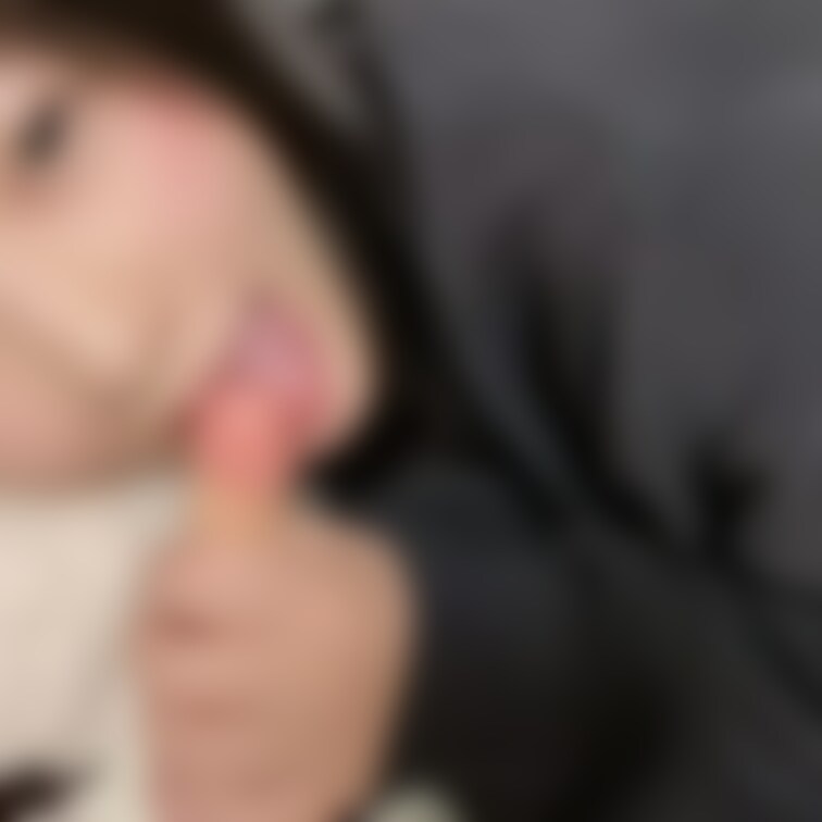 朝起きてすぐフェラされるの好きな人〜🙋‍♀️💓？
そんなあなたのおちんちんを想像してフェラしてみました🥺❤️ 
下手