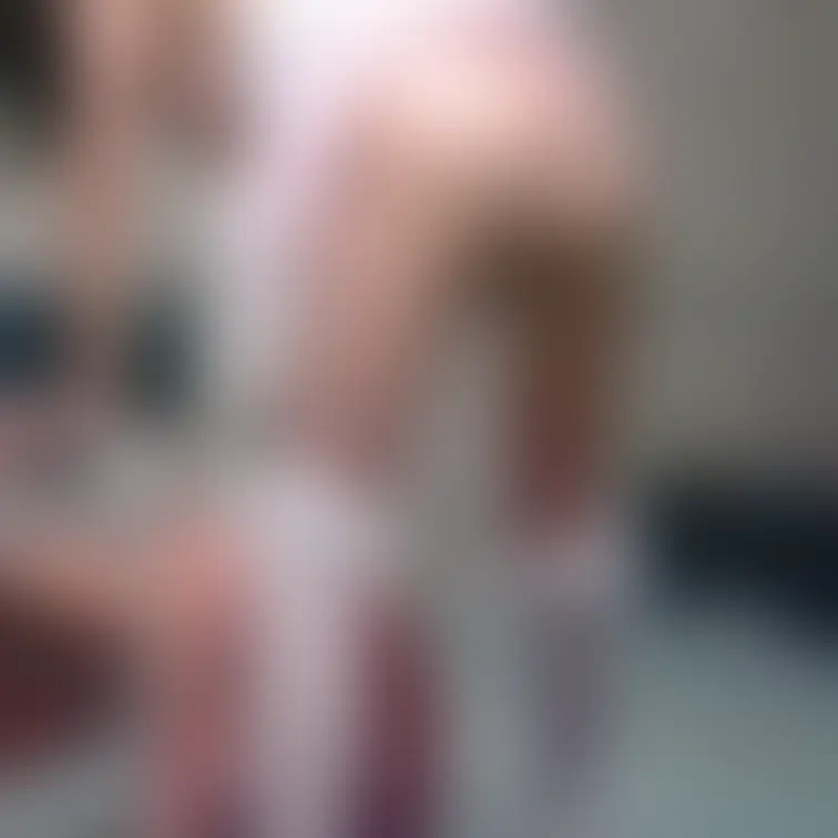 今週のママは1人でどうしても欲情してしまい、ガレージで誰かに気付かれないかとスリルを味わいながら自撮りオナニーをしている