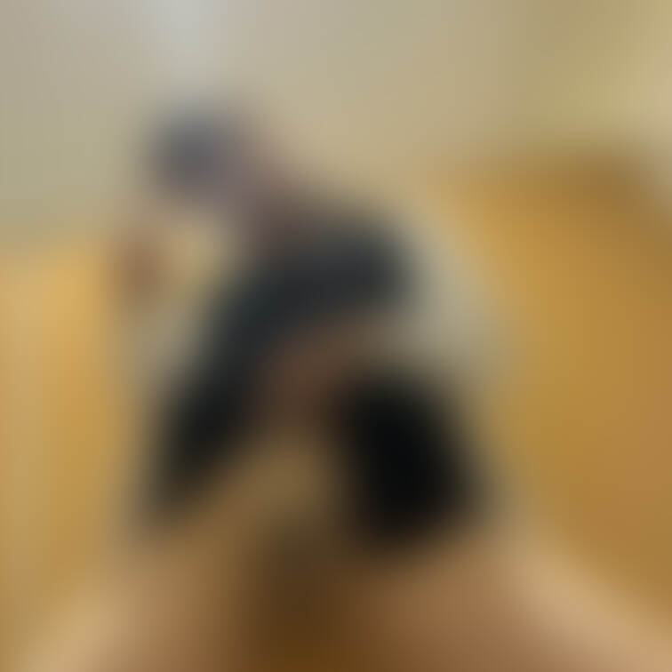 こんばんは!
恥ずかしいポーズでノーパン、パンスト直履きショットです( ˶'-'˶)
もう月末…!!8月投稿数少