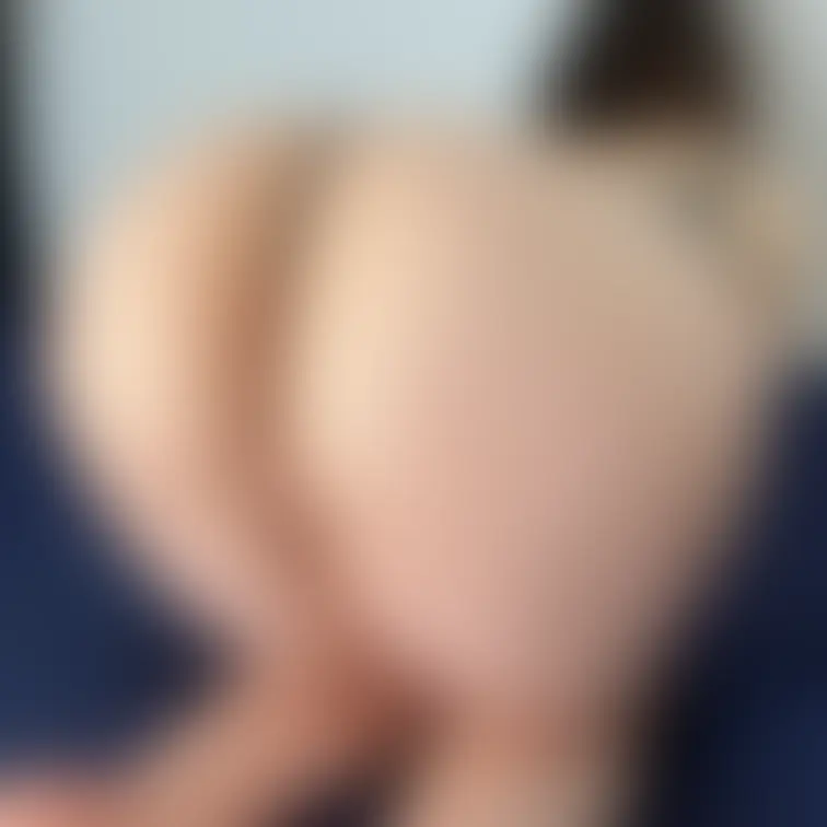 おチンチンに吸い付くぷっくりお◯ン子見てください😘バックで突いて吸い付いてくるヒダヒダに中出しするの想像して欲しいです💕