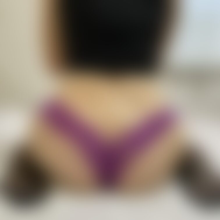 最近、よく着用しているパープルパンティ❤️
自慢のお尻を激写📸

もっちりとしたお尻と
締まりの良い下のお口で