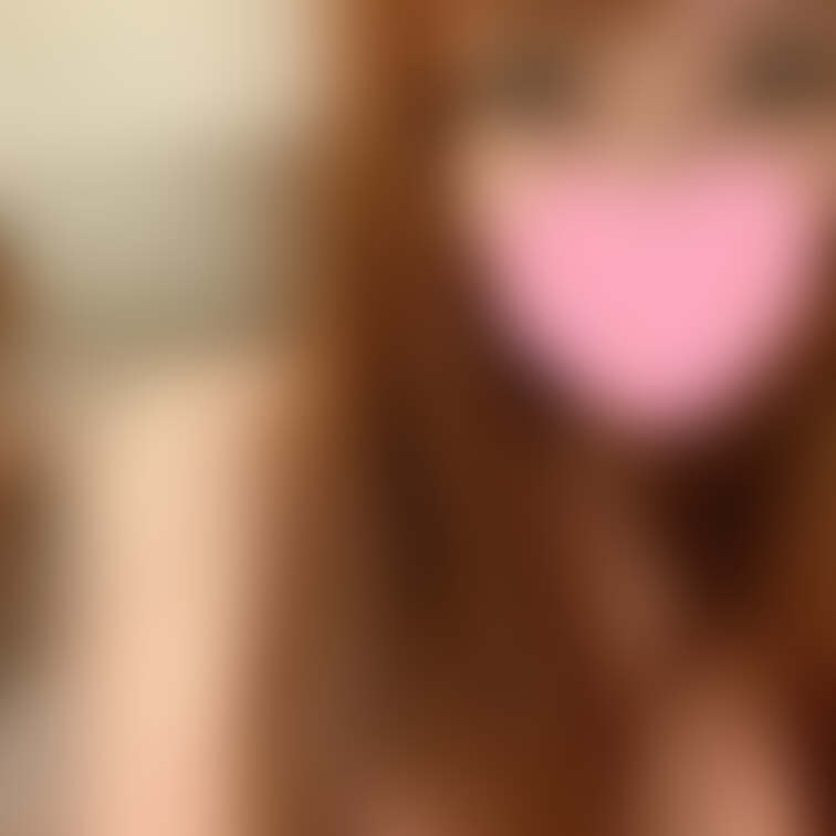 髪ボサボサ笑
肩が角張っててコンプレックスです🥺