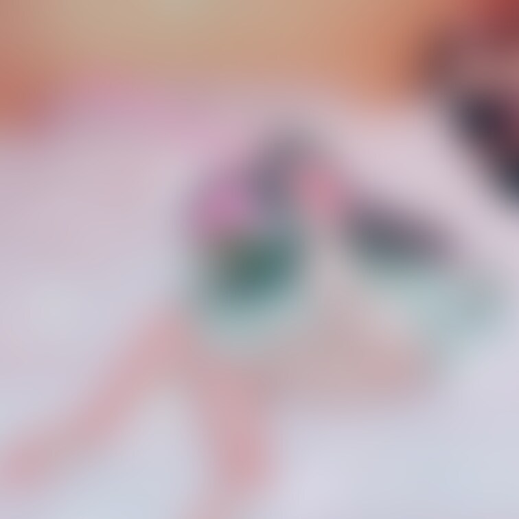 おパンツ丸見えメイドちゃん😊
あえて捲って見せてるようにもみえる😚
誘ってるのかも🤤
ご主人様の立派な🍌をくだ