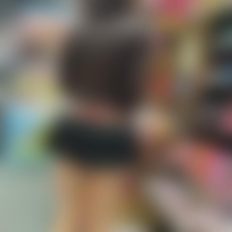 Xの続きです🧡マイクロミニのスカートでアダルトショップに来ました😖🧡 ローター選んでたらお客様達が何回も見に来てくれて興