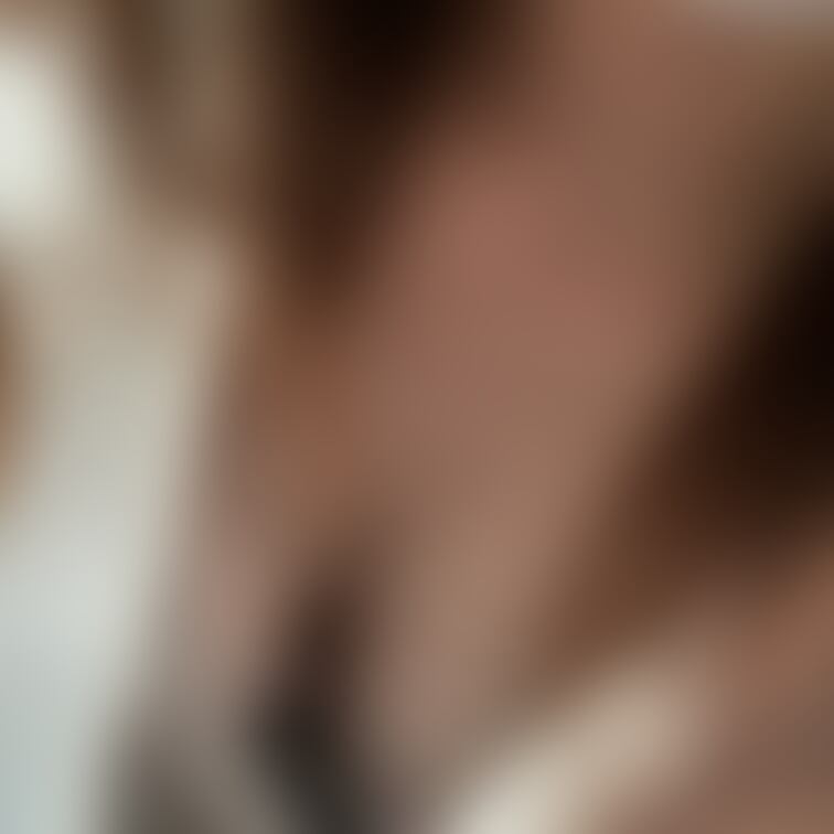 こんばんは♡
前屈みすると大体見えちゃうんです💦💦💓
抑える癖が中々つかず丸見えに😳