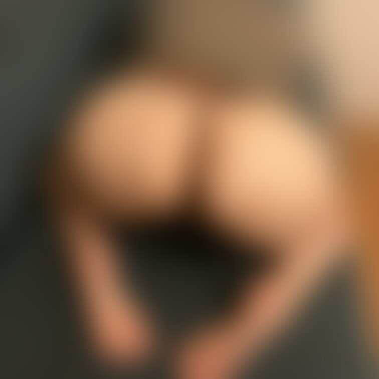 Tバック巨尻!足裏もちゃんと見えてます♪