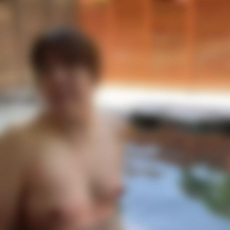 服を脱いでる時から視線がやばい🤩

そんな視線をさらに挑発するノ乃ちゃん。

わざとお尻を突き出したり
ガニ股