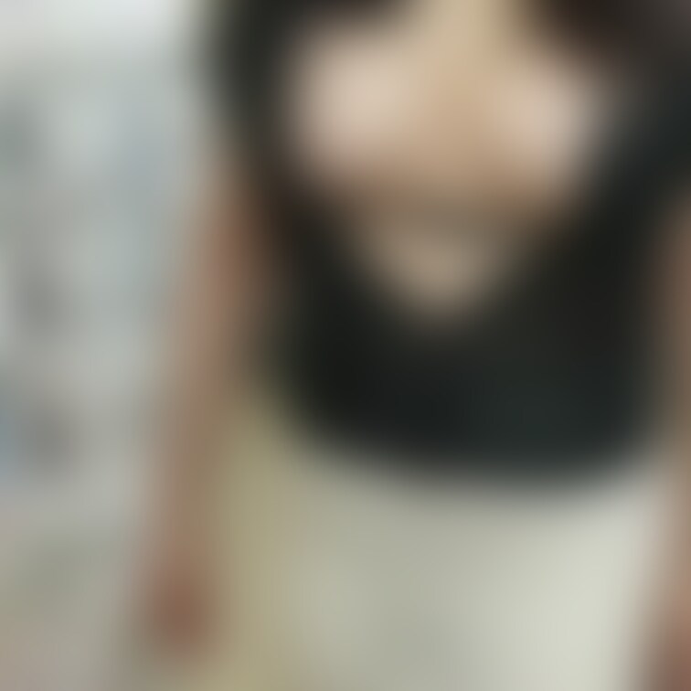 アダルトショップで
胸元をこんなに開けてる女性
見たことありますか？