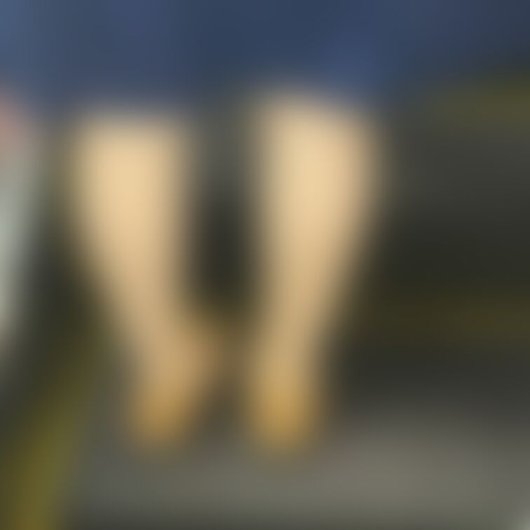 ベージュパンスト脚