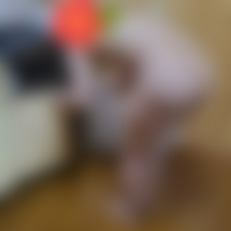 Yさんがキッチンで何かを取る姿です。お尻がアップになってます。