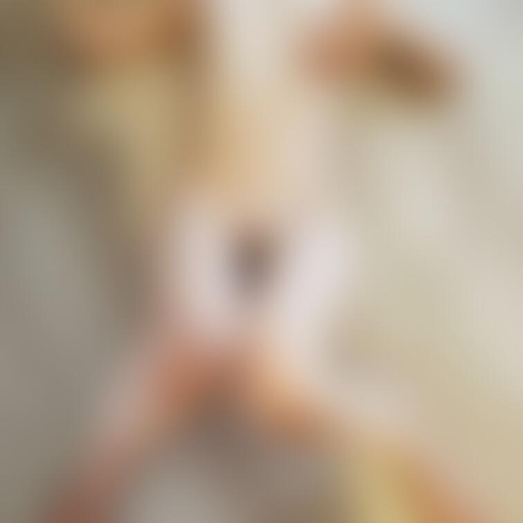 りりさんの、昨日の画像の修正なしのバージョンです。パーティーの罰ゲームのグラビア撮影です。