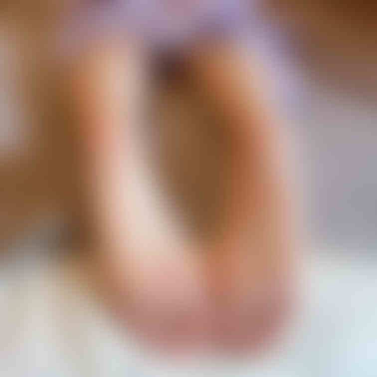 うつ伏せの足裏 くすぐったらダメだよ
