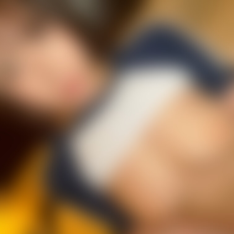 おっぱいに絆創膏貼って
体操着着て撮影してます❣️