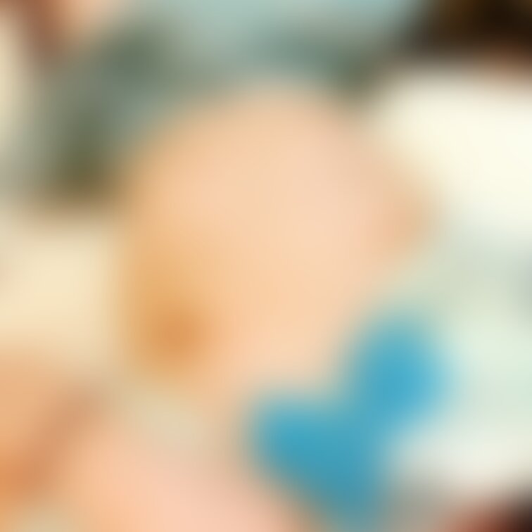 セーラー服着せられて、身体中吸われちゃいました。。
キスマークはダメって言っているのに一週間は消えなさそうな濃いものを