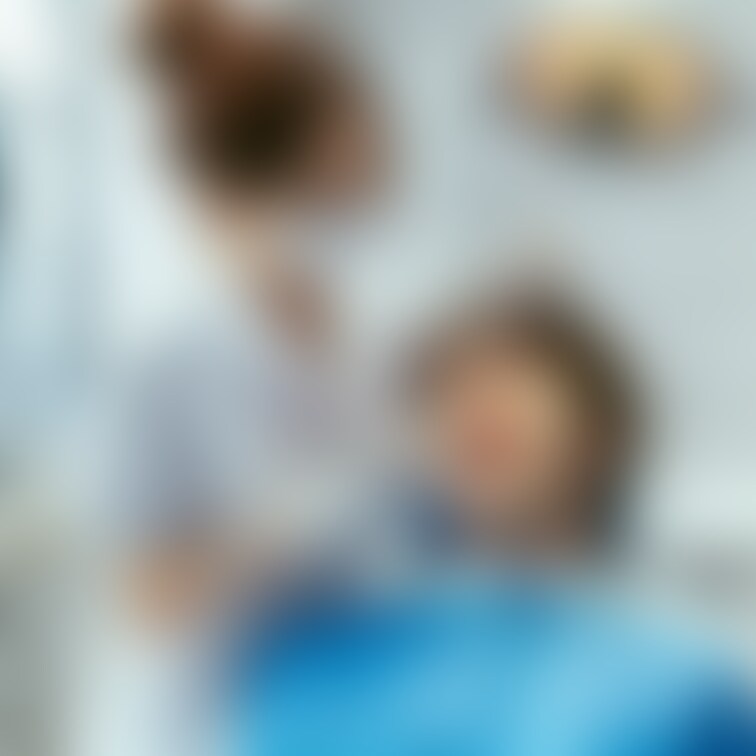 男性患者、歯科女医、歯科衛生士、カーディガン、マスク、ワンピース、手術着、治療中、泣き顔