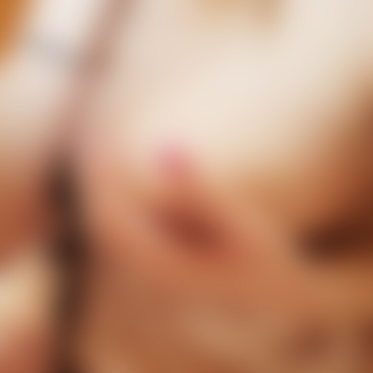 乳首をつまんでポーズ。
恥ずかしがりながらもリクエストには従順の応えてくれます。