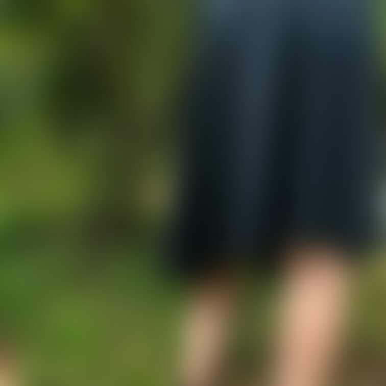下着のラインが透けています。