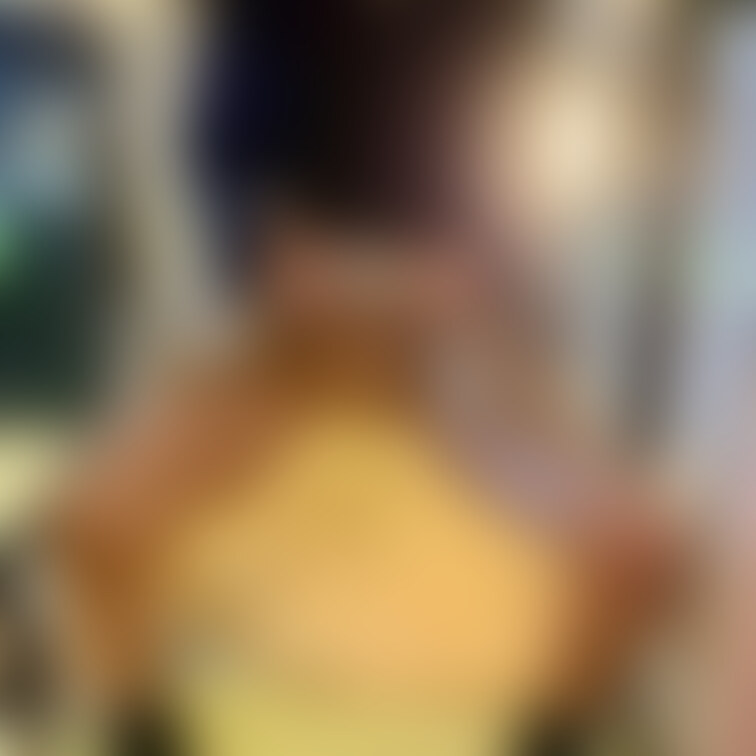 知的なお嬢さんが、ノーパンガニ股。