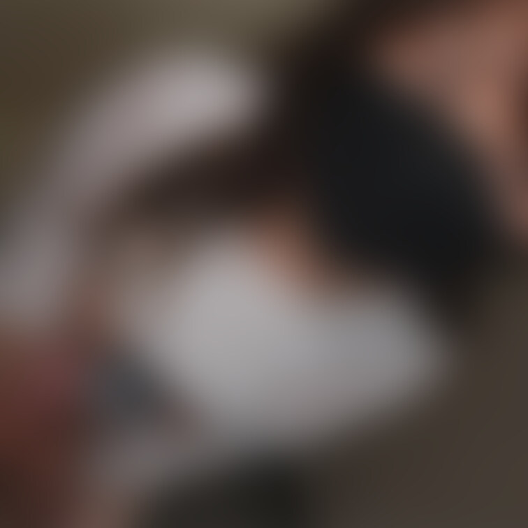 以前動画を出した美容師見習い女の子の友達です。

【身バレ厳禁です】 店の裏にある美容室の店員さん
https:/