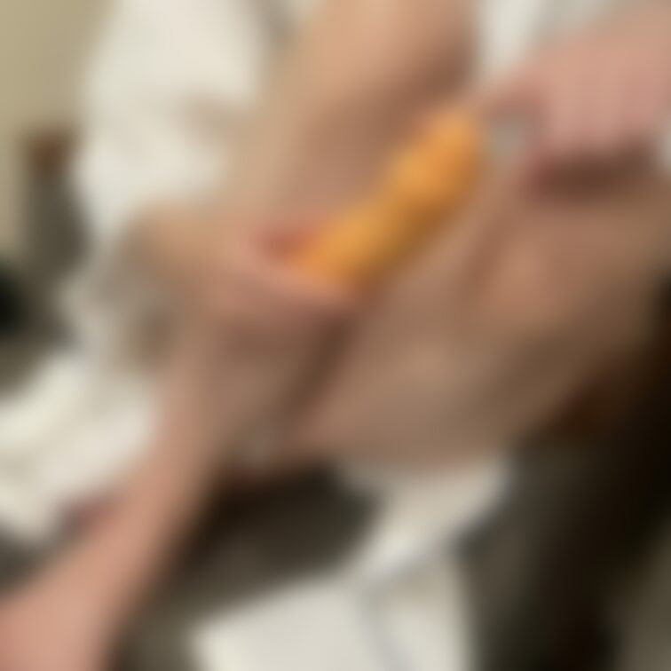 元気いっぱいのおもちゃに耐えられず…