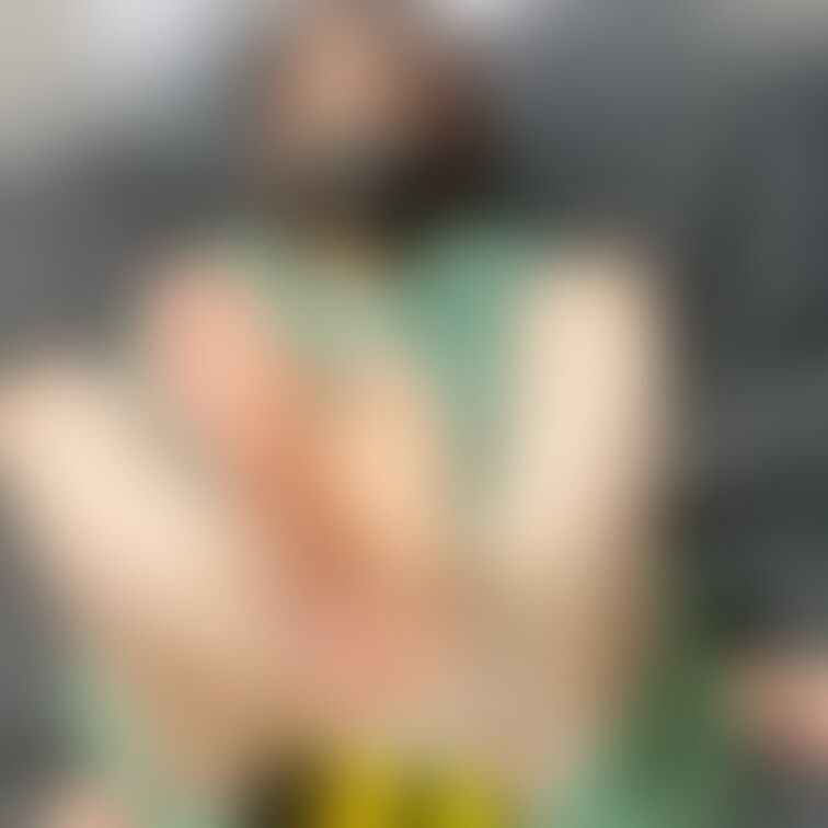 [SNS過去投稿] 3枚
①迷走した結果、意図せずセクシーな写真になってた🤣笑
みんな今週もお疲れ様ー❣️🐝
②足