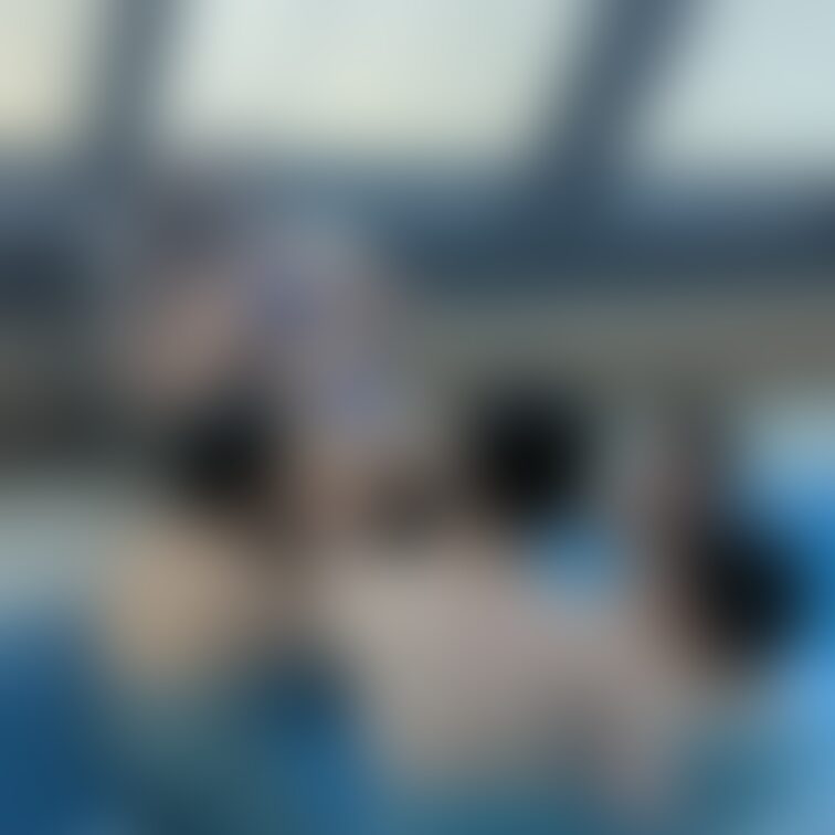 人気デリヘル嬢の激エロAV撮影現場を公開します📸📸
例のプールで８人のチ⭕ポに囲まれて‥
パンスト直履きのハイレグ水