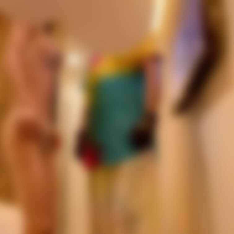 とても大柄で力強い男性からのネックハンキング