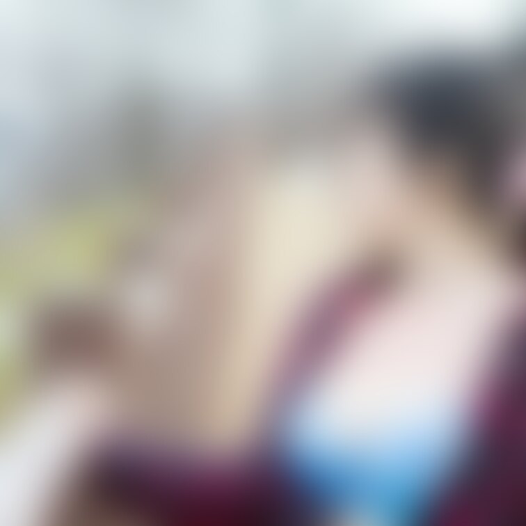今週の有料プランサンプル写真です。
青いきれいな写真での露出としろとしては珍しい全裸での露出写真になります。